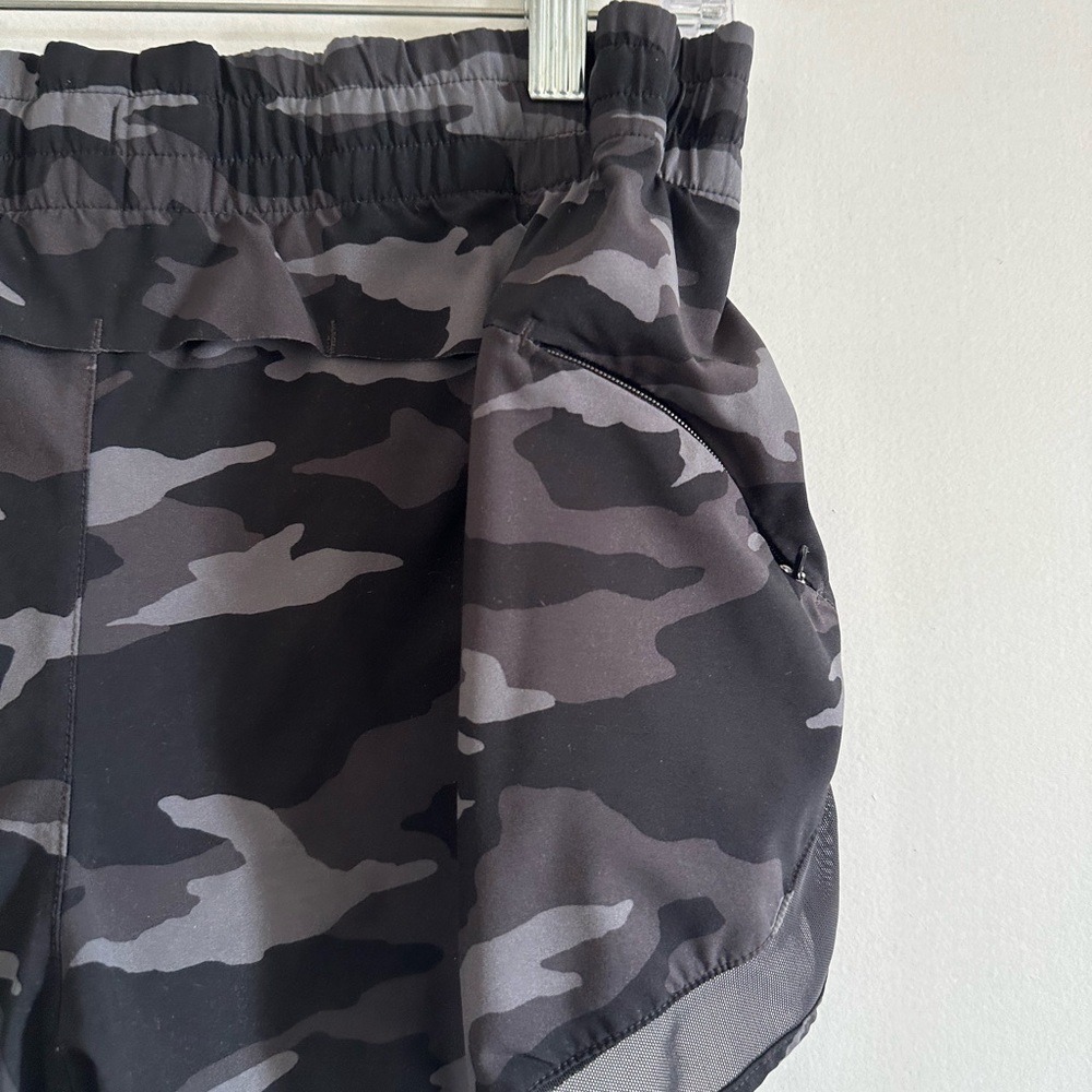 Athleta Black/Gray Camo Mesh Racer Run Short 4” Size XS EUC - Picture 11 of 15